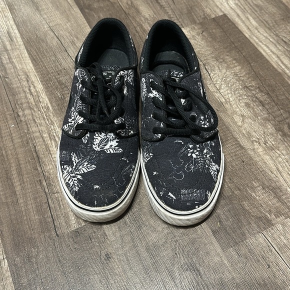 Nike sneakers - Picture 2 of 3